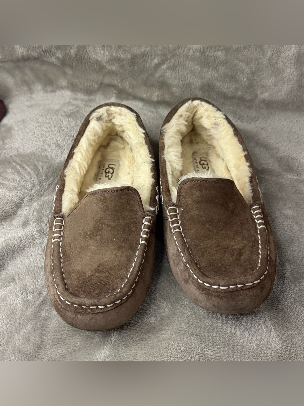 UGG women Brown Suede Moccasin Slippers with Shearling Lining size 6